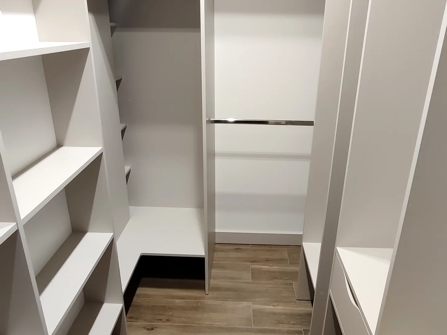Проєкт Homeuyut в Instagram — Гардеробна кімната з полицями, штангами й антресолями